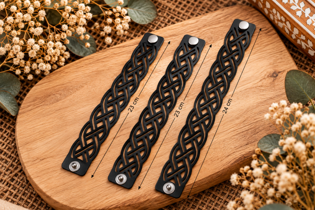 Trois bracelets homme en cuir noir véritable à motif ajouré effet tressé, longueurs 23 et 24 cm