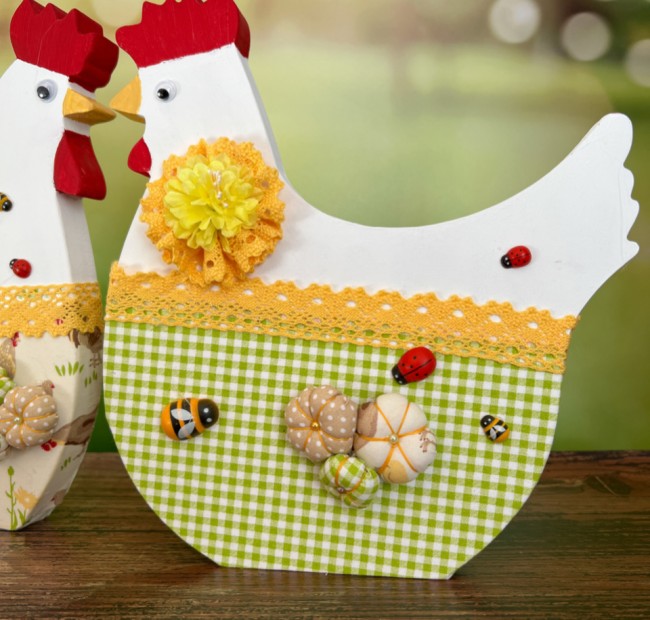 Poule décorative en bois – L’atelier du Val-Rousergue Décoration de Pâques en bois – Poule artisanale blanche et tissu floral