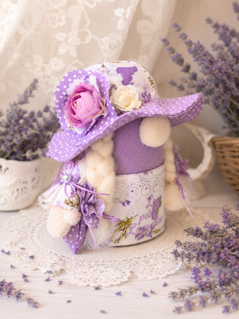 lutin-lavande-gnome-artisanal-vue-profil Lutine lavande faite main profil avec fleur rose et sachet de lavande
