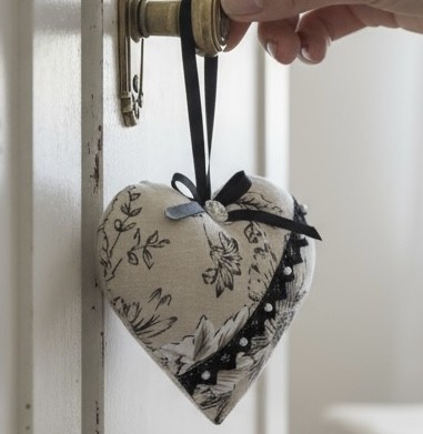 Idée déco avec cœur suspendu en lin Cœur suspendu accroché à une poignée de meuble