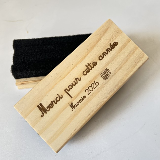 Cadeau fin d’année scolaire personnalisé pour enseignant – effaceur tableau bois gravé prénom et motif