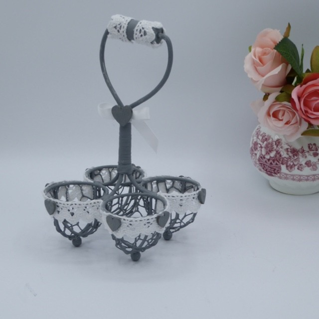 Détail des finitions shabby chic Panier à œufs style ancien