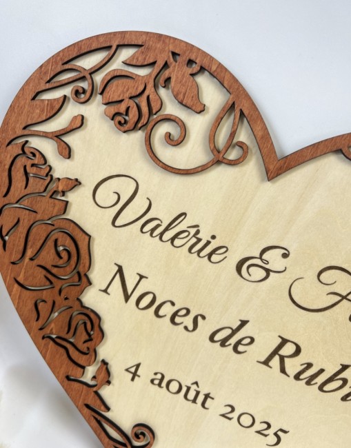 détail gravure prénoms et date coeur bois personnalisé couple
