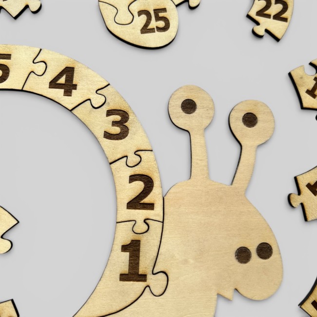 Détail du puzzle escargot en bois – début de la spirale numérotée