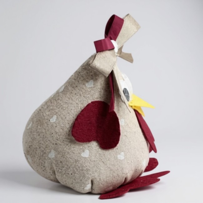 poule décorative de Pâques en tissu lin imprimé cœurs vue de profil