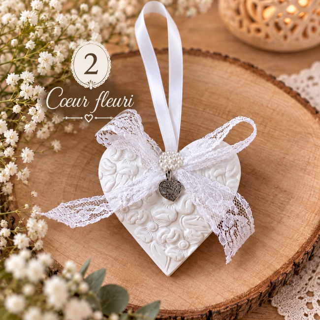 Cœur romantique n° 1 – Diffuseur de parfum artisanal shabby chic Diffuseur de parfum cœur fleuri n° 2 en plâtre blanc avec fleurs en relief, nœud en dentelle et breloque cœur