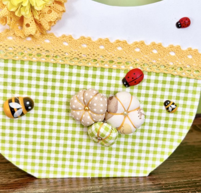 Détails couture et dentelle – Décoration artisanale Pâques Détails du tissu floral et de la dentelle sur la décoration de Pâques