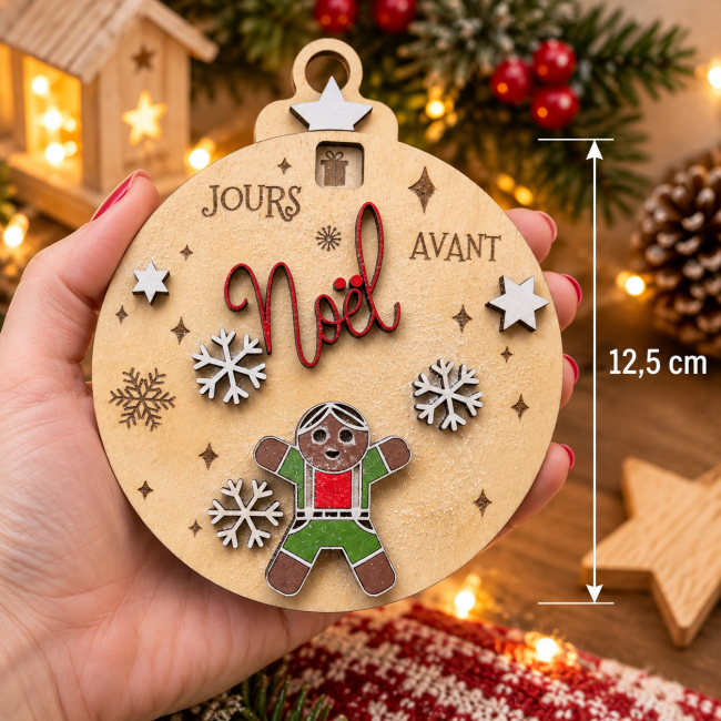 Compte à rebours de Noël artisanal – Petit format Compte à rebours de Noël artisanal de 12,5 cm présenté dans une main pour montrer sa taille et ses décorations en relief