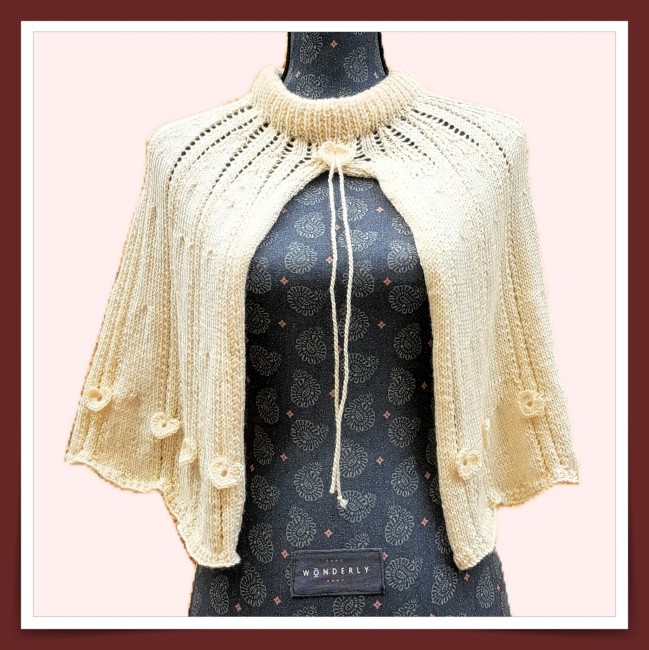 Photo de présentation de la cape  coeur au tricot - tricot fait-main - mode femme - cape mi-saison - coloris au choix - mesjoliesmailles