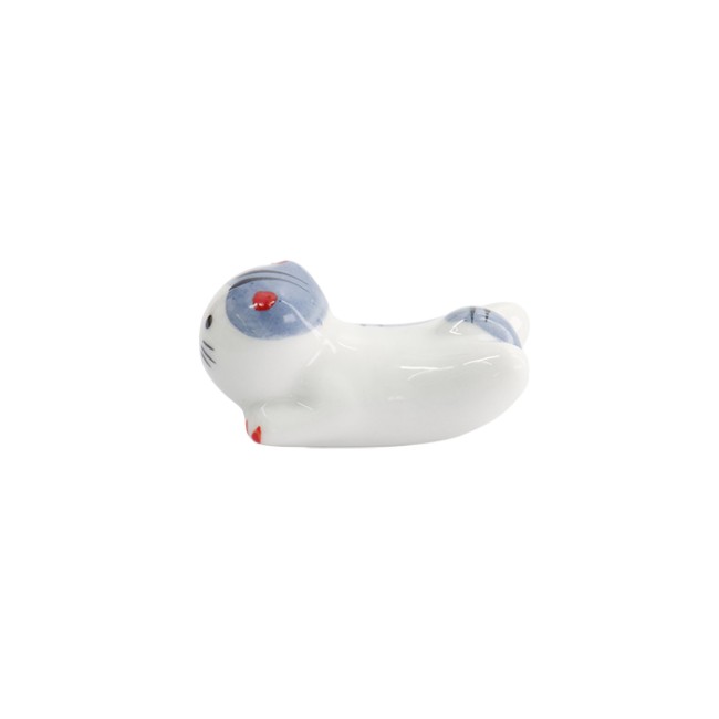 Repose-baguettes chat Neko allongé en porcelaine blanc et bleu fabriqué à la main - vue côté 