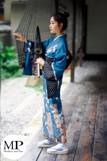 Kimono japonais traditionnel pour femme aux motifs à fleurs de couleur bleu Kimono japonais traditionnel pour femme - motifs et fleurs - bleu - Modern and Past à Brest - boutique japonaise - cosplay