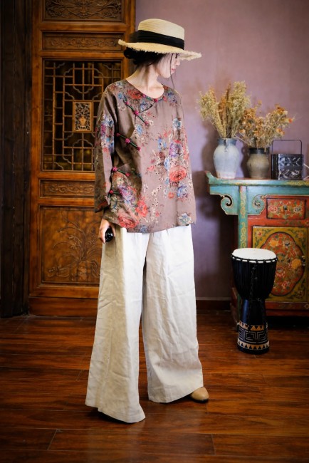 Chemisier asiatique en coton marron beige motifs fleurs – Modern and Past Chemisier asiatique marron beige en coton à motifs floraux