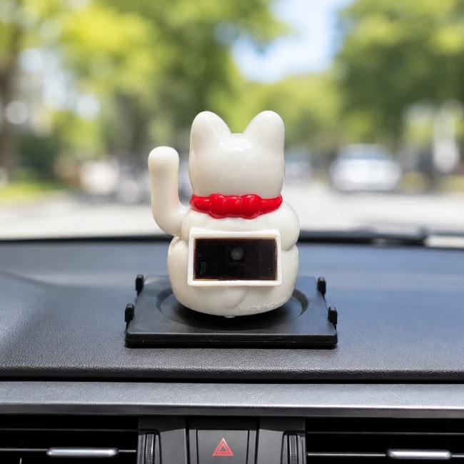 Mini chat porte-bonheur solaire Maneki Neko blanc sur tableau de bord Modern and Past