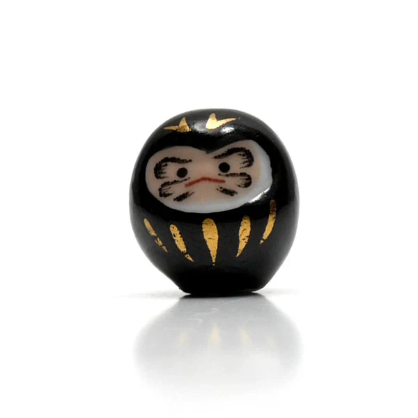 Figurines Tiny Lucky Daruma en porcelaine noir chez Modern and Past