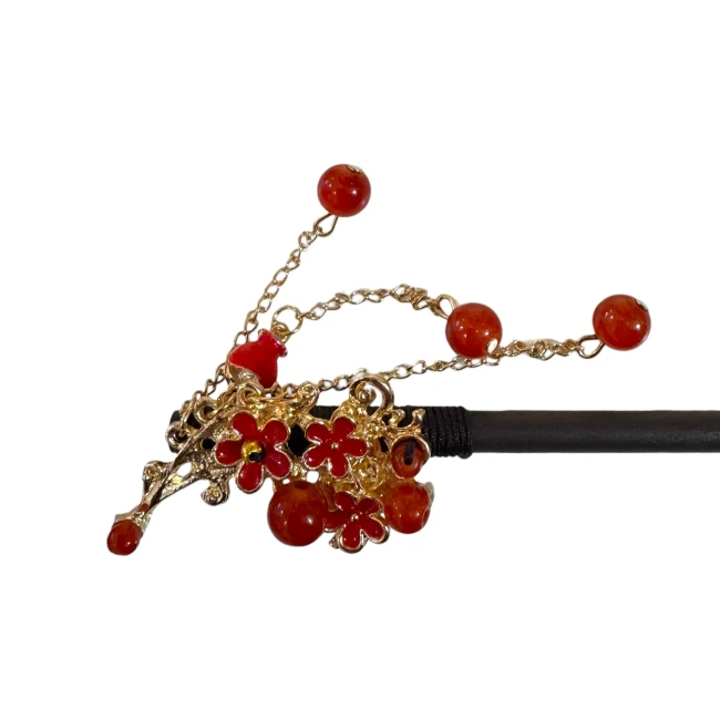 Pic à cheveux japonais en bois avec fleurs rouges et perles pendantes chez Modern and Past
