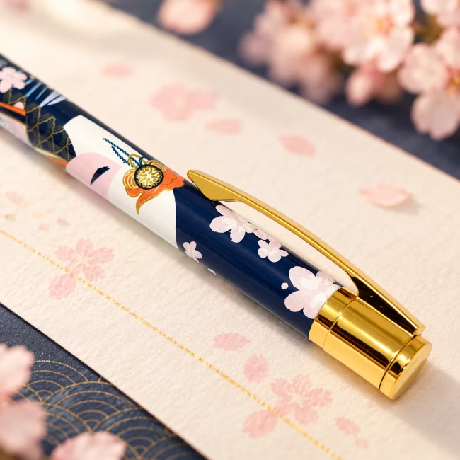 Stylo à bille Kimmidoll Minami – Mécanisme rotatif | Modern and Past Stylo à bille Kimmidoll Minami bleu nuit avec vagues japonaises, fleurs roses et finitions dorées – Modern and Past
