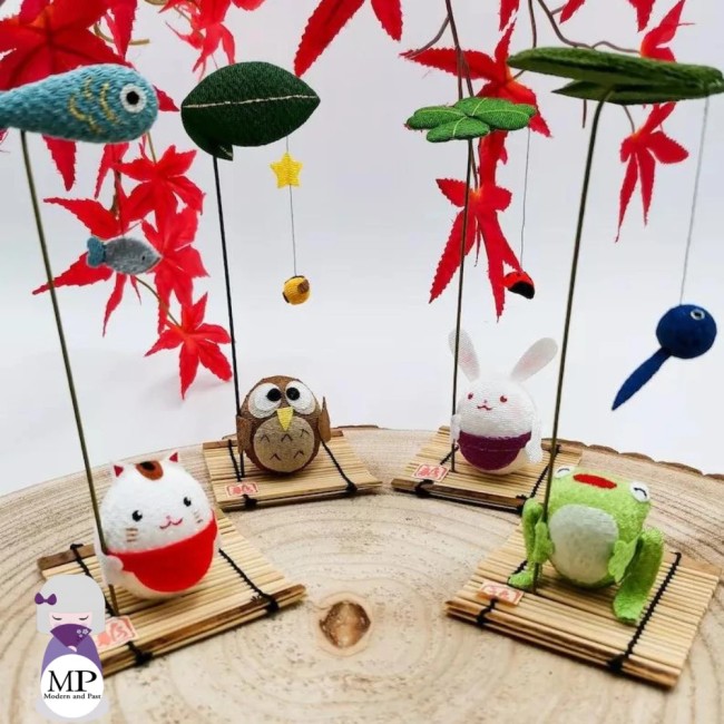 Porte-bonheur japonais lapin et trèfle en tissu chirimen sur socle bambou