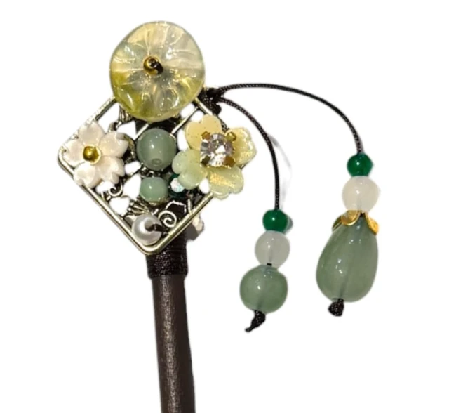 Pic à cheveux japonais losange floral vert - Modern and Past Pic à cheveux japonais en bois avec losange floral vert et pendants chez Modern and Past