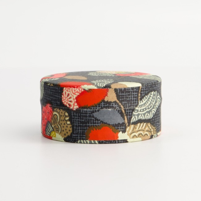 Boîte à thé japonaise en métal et papier washi avec thé matcha motif patchwork rouge noir
