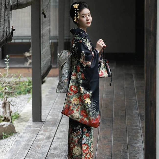 Kimono traditionnel japonais femme noir à motifs floraux