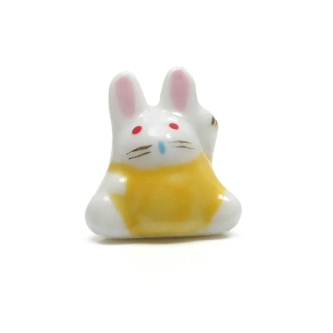 Figurines lapin Usagi heureux en porcelaine jaune chez Modern and Past