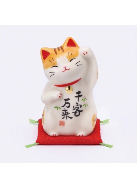 Figurine japonaise Maneki Neko Senkyakubanrai Tabi tigré en porcelaine faite main au Japon chez Modern and Past