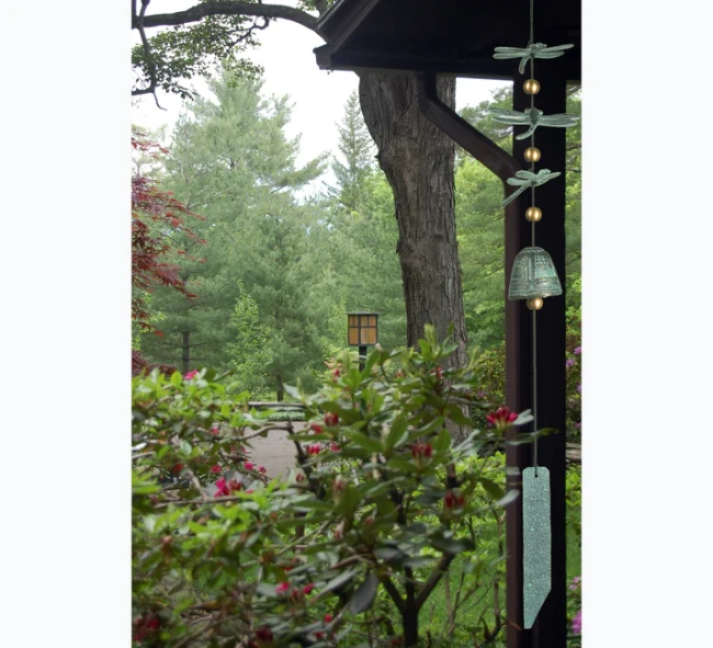 Cloche Feng Shui Furin Libellule vert-de-gris en aluminium coulé chez Modern and Past