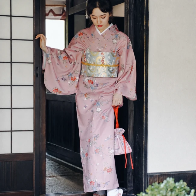 Kimono japonais traditionnel rose pâle à fleurs pour femme Kimono traditionnel japonais femme rose pâle motifs floraux