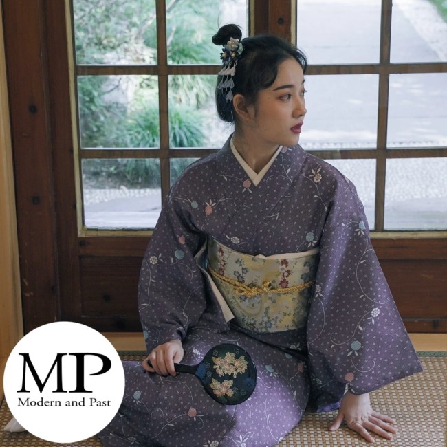 Kimono traditionnel japonais violet pour femme à motifs fleurs