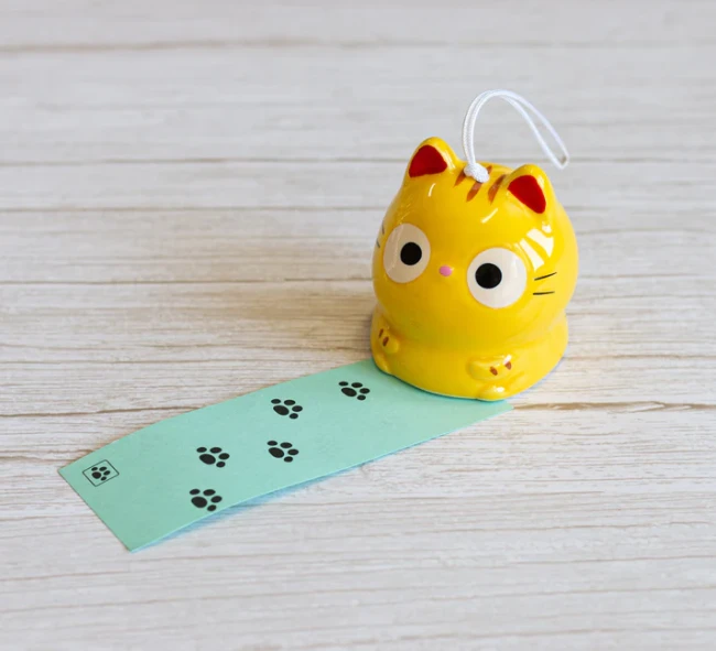 Cloche Furin en céramique Neko blond fabriquée au Japon chez Modern and Past