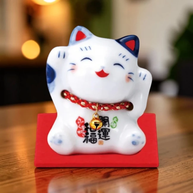 Figurine japonaise Maneki Neko Somewata Fukumaneki en porcelaine faite main au Japon chez Modern and Past