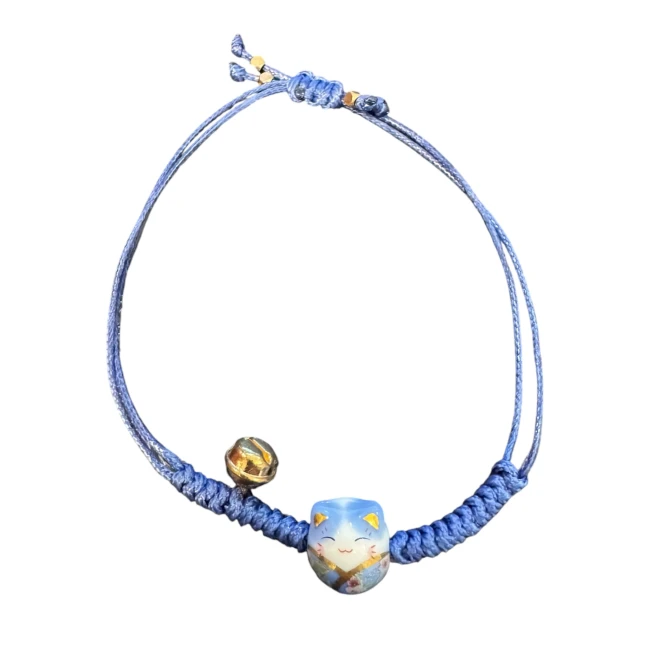 Bracelet porte-bonheur japonais chat Neko bleu fait main chez Modern and Past