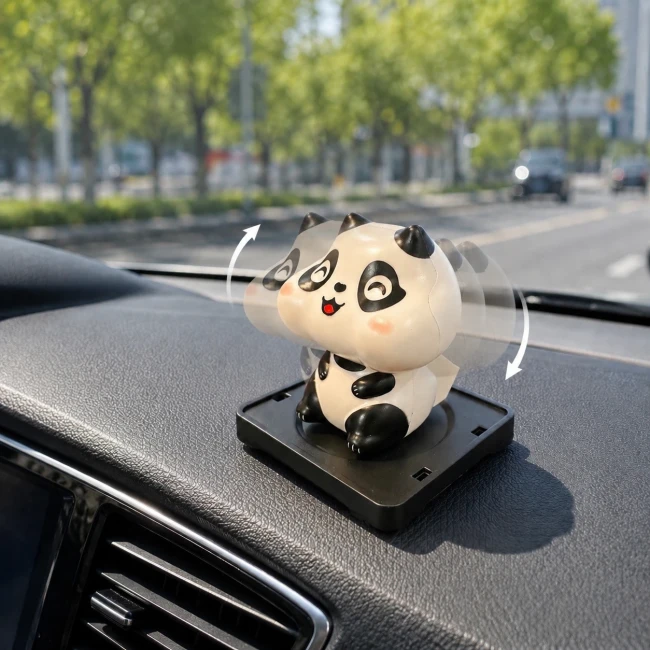Mini panda Kawaii solaire blanc et noir sur tableau de bord Mini panda Kawaii porte-bonheur solaire blanc et noir sur tableau de bord Modern and Past