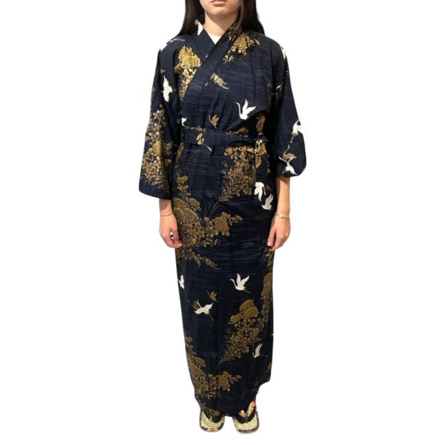 Yukata japonais femme noir avec motifs grues et nature