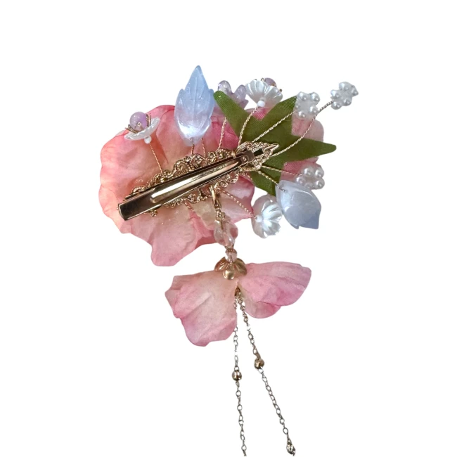 Pince à cheveux japonaise rose pâle pendants floraux Modern and Past Pince à cheveux japonaise rose pâle à pendants floraux Modern and Past