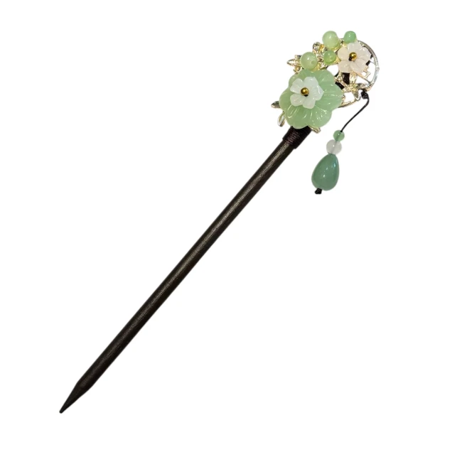 Pic à cheveux japonais en bois avec fleur verte et blanche et pendant cristal chez Modern and Past