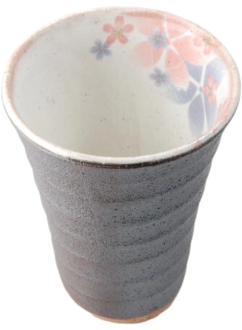 Tasse japonaise Konabiki Maizakura en porcelaine peinte à la main avec fleurs violettes fabriquée au Japon
