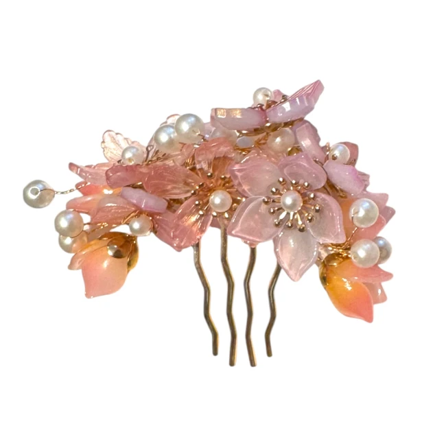Barrette à cheveux japonaise fleurs roses et perles - Modern and Past Barrette à cheveux japonaise avec grandes fleurs roses perles blanches et strass chez Modern and Past