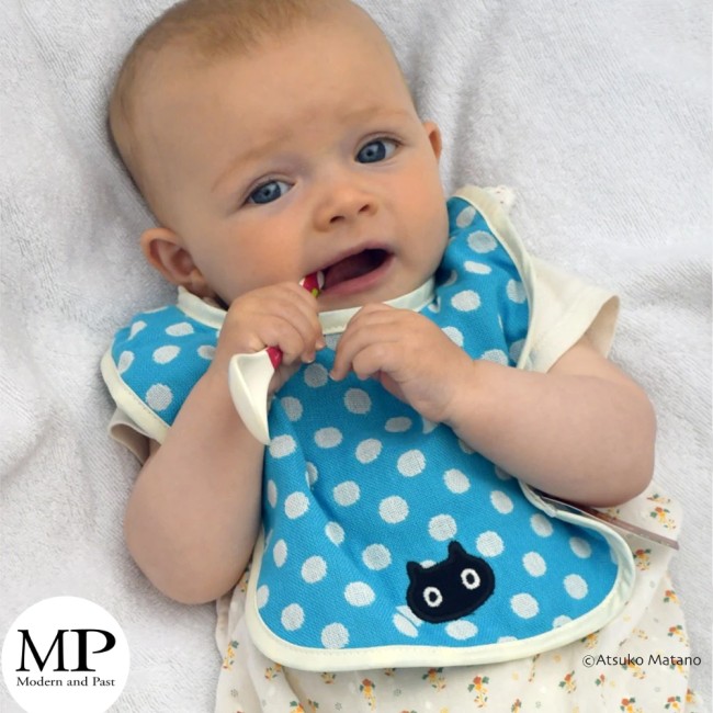 Bavoir japonais Bleu à pois blanc pour bébé en coton par Atsuko Matano bavoir japonais pour bébé en coton bleu à pois blancs chat Mémé Atsuko Matano