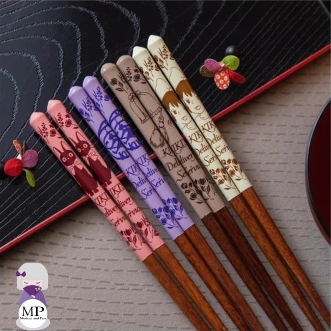 Des baguettes laquées en bois de Kiki la petite sorcière sous licence officielle Studio Ghibli pour vos repas en toute élégance