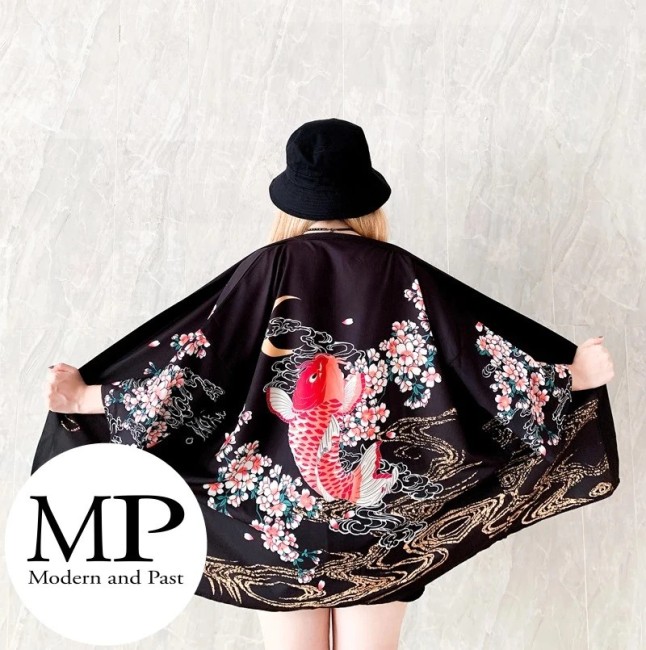 Kimono moderne japonais Carpe Koï et fleurs noir Kimono moderne japonais motif Carpe Koï et fleurs noir