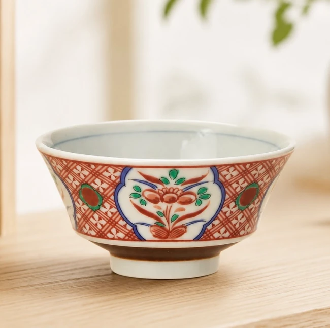 Bol à ramen japonais rouge fait main au Japon - Modern and Past Bol à ramen japonais rouge en porcelaine avec motifs floraux - Modern and Past