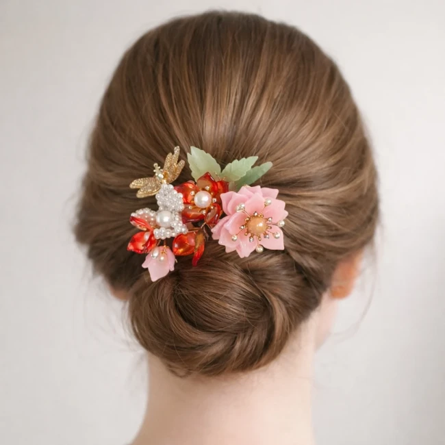 Barrette à cheveux japonaise portée dans un chignon avec fleurs roses et papillon doré chez Modern and Past