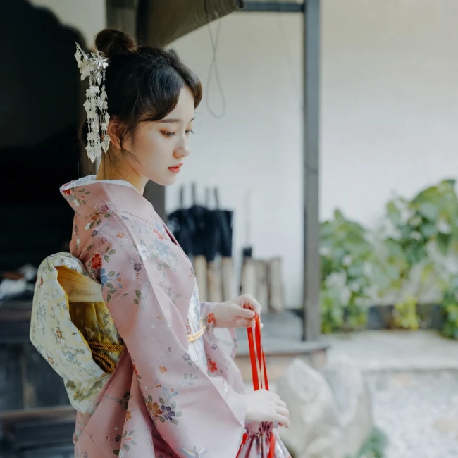 Kimono japonais traditionnel rose pâle à fleurs pour femme Kimono traditionnel japonais femme rose pâle motifs floraux