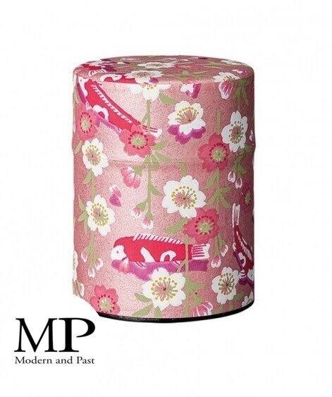 Boîte à thé japonaise rose en papier washi avec motifs fleurs et poissons Shikiraku Sakura Ni Koi, fabriquée au Japon