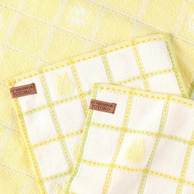 Mini serviette Totoro assis dans le jardin – 25 x 25 cm Mini serviette gaufrée Totoro assis dans le jardin – Studio Ghibli