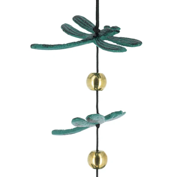 Cloche Feng Shui Furin Libellule vert-de-gris en aluminium coulé chez Modern and Past