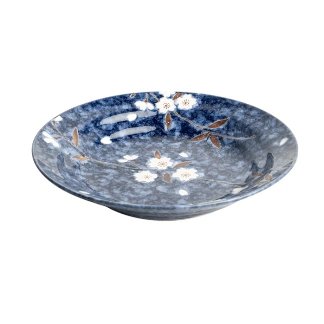 Assiette japonaise bleue – porcelaine fleurs de cerisier – fabriquée au Japon Assiette creuse japonaise bleue en porcelaine décorée de fleurs de cerisier fabriquée au Japon