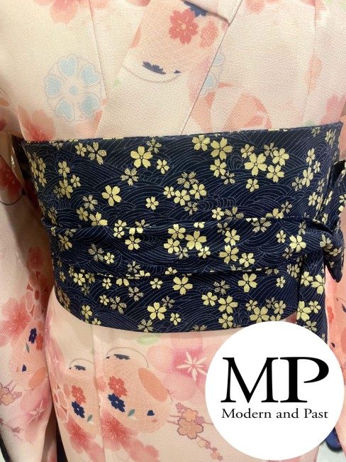 obi japonais bleu motifs fleurs dorées