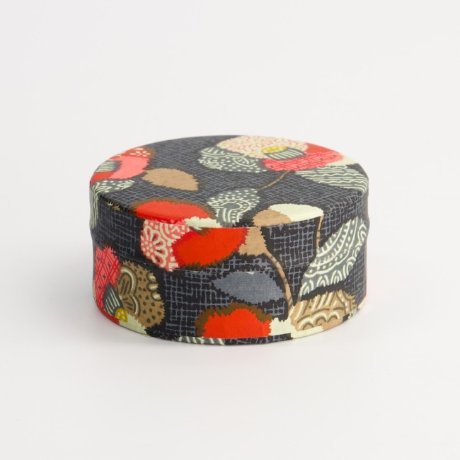 Boîte à thé japonaise en métal et papier washi avec thé matcha motif patchwork rouge noir